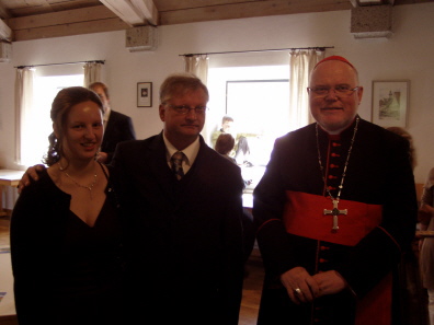 von rechtsnach links Erzbischof-Kardinal Reinhard Marx Firmpate Werner und Firmling Katrin